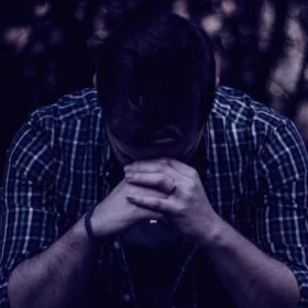 همه آنچه باید از افسردگی فصلی بدانیم + دلایل، علایم و راهکار مقابله با آن