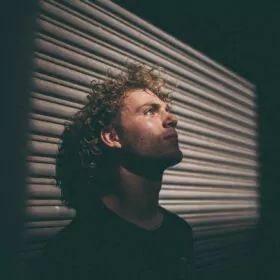 خودآگاهی چیست و برای افزایش آن چه کارهایی انجام بدهیم؟